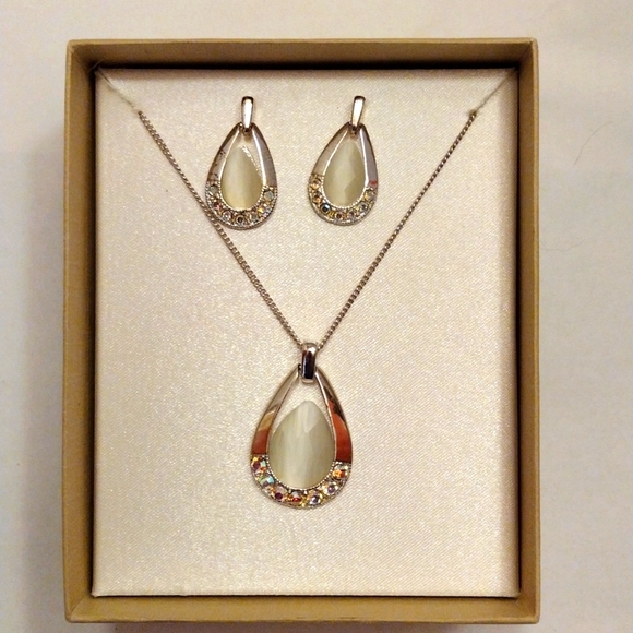 Vintage Jewelry - SOLD Beautiful Set of Iridescent Sparkly Silver Crystal Necklace & Earrings!